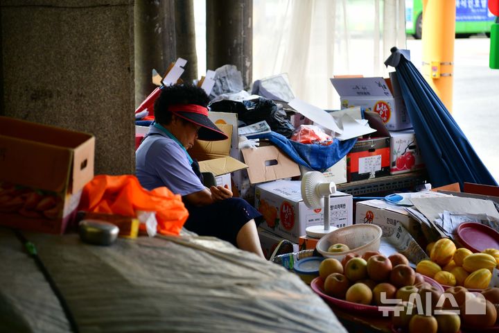 [광주=뉴시스] 이현행 기자=10일 오후 광주 서구 양동전통시장에서 한 상인이 더위에 지쳐 잠들었다. 2024.07.10. lhh@newsis.com