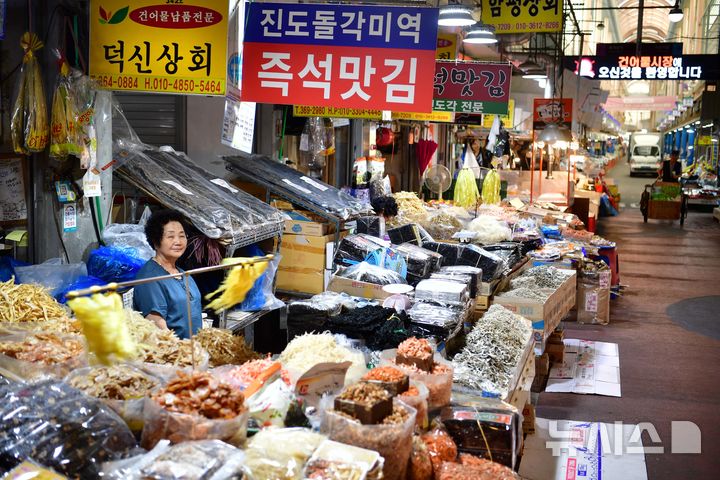 [광주=뉴시스] 이현행 기자=10일 오후 광주 서구 양동전통시장에서 한 상인이 손님을 애타게 기다리고 있다. 2024.07.10. lhh@newsis.com