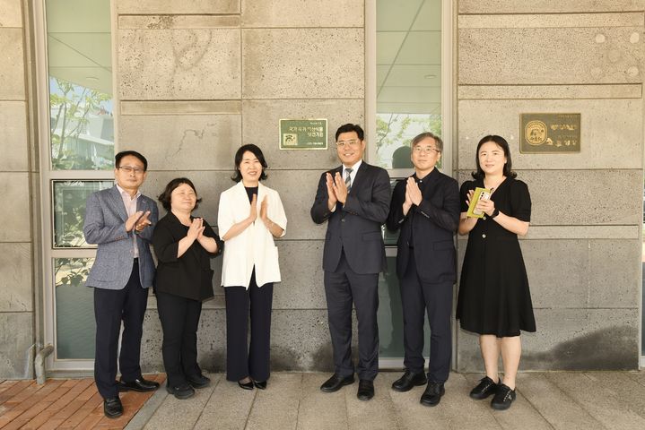 [대전=뉴시스] 대전 한밭수목원이 국립수목원으로부터 '국가희귀·특산식물 보전기관'으로 지정돼 10일 임영석 국립수목원장 등이 참석한 가운데 현판식을 가졌다. (사진=한밭수목원 제공) 2025.07.10. photo@newsis.com *재판매 및 DB 금지
