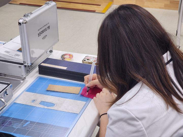 [서울=뉴시스] 파주관 '보존과학자의 가방' 교육 (사진=국립민속박물관 제공) 2025.07.10. photo@newsis.com *재판매 및 DB 금지