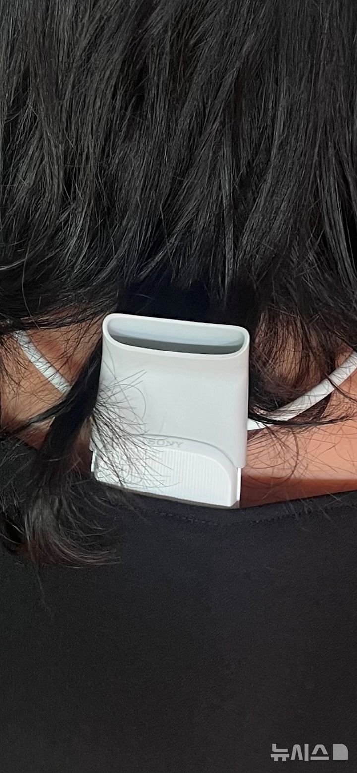 [서울=뉴시스]이현주 기자 = 소니코리아 '레온 포켓 5' 착용 사진. 2025.07.10. lovelypsyche@newsis.com