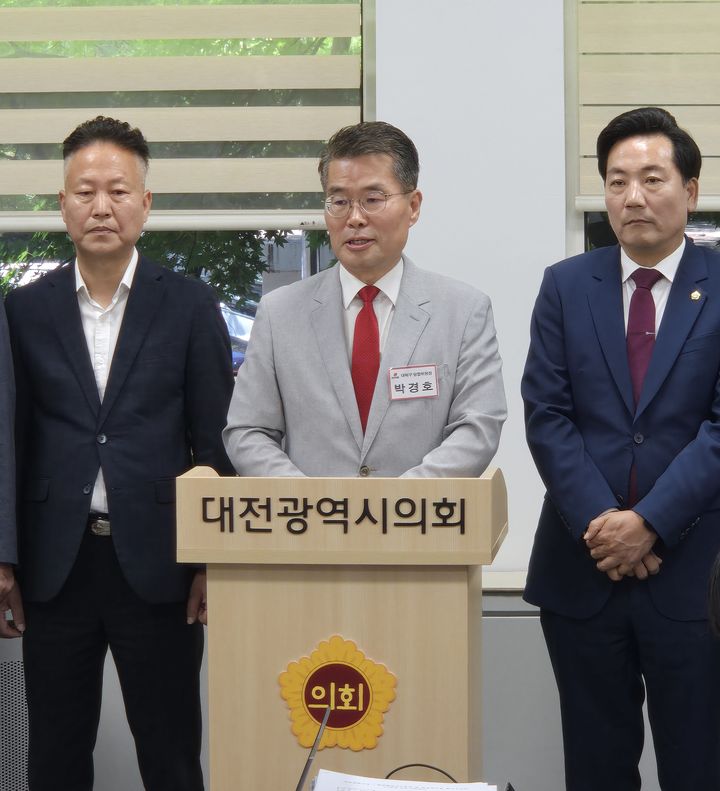[대전=뉴시스] 조명휘 기자 = 박경호 국민의힘 대덕구 당협위원장이 10일 대전시의회 기자실에서 회견을 열고 대전시당위원장 출마를 선언하고 있다. (사진= 국힘 제공) 2025.07.10.&nbsp; *재판매 및 DB 금지