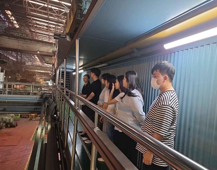 [대구=뉴시스] 대구지방환경청은 기관 재직 중인 청년인턴을 대상으로 ㈜포스코 포항제철소와 합동으로 실전형 취업역량 강화 프로그램을 운영했다. (사진=대구지방환경청 제공) 2025.07.10. photo@newsis.com *재판매 및 DB 금지