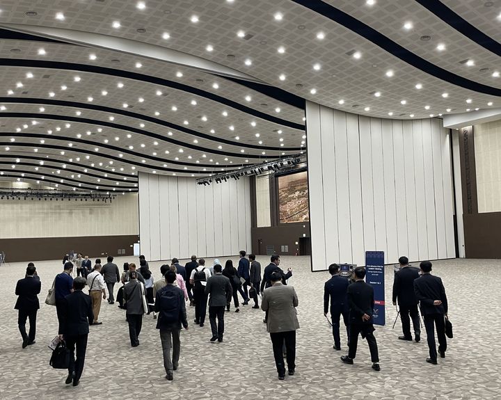 [안동=뉴시스] 아시아태평양경제협력체(APEC) 회원국의 주한대사관 관계자로들 구성된 APEC 사전답사단이 10일 회의 개최 장소인 경주화백컨벤션센터(HICO)를 둘러보고 있다. (사진=경북도 제공) 2025.07.10 photo@newsis.com *재판매 및 DB 금지