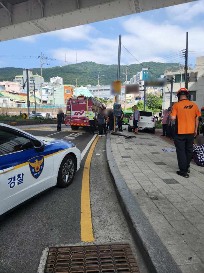 [부산=뉴시스] 10일 오후 부산 영도구의 한 회전교차로에서 50대 운전자가 몰던 스포츠유틸리티차량(SUV)이 도로를 건너던 보행자 1명을 치었다. 이어 차량은 버스정류장 벤치로 돌진해 시민 3명을 추가로 치었다. (사진=부산경찰청 제공) 2025.07.10. photo@newsis.com *재판매 및 DB 금지