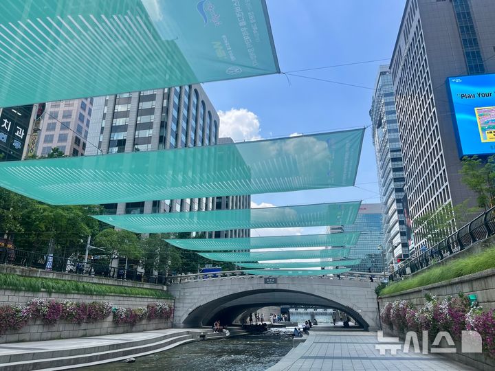 [서울=뉴시스]청계천 그늘막.