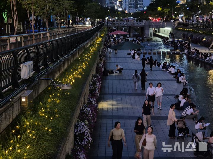 [서울=뉴시스]청계천 야간경관조명.