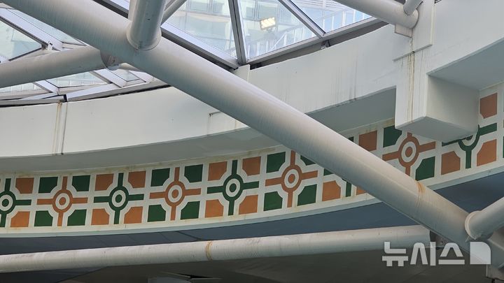 [의정부=뉴시스] 송주현 기자 = 경기 의정부시 아일랜드 캐슬 실내 워터파크 천장 부분에 녹물이 흐른 자국과 벽면 얼룩 등이 그대로 노출돼 있다. 2025.07.10 atia@newsis.com