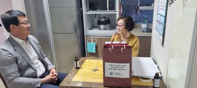 [대전=뉴시스] 대전지방보훈청이 최근 월남전 참전 당시 공을 세운 고(故) 박광삼 무공수훈자 유족을 방문해 위문품을 전달하고 유공자 증서를 전수했다고.(사진=대전지방보훈청 제공) 2025.07.10. photo@newsis.com *재판매 및 DB 금지