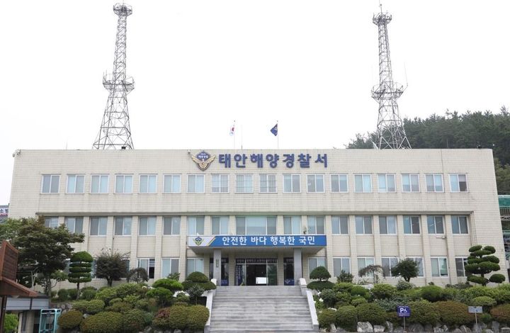 태안 꽃지해수욕장 정박 어선서 60대 선장 실종…해경 수색중