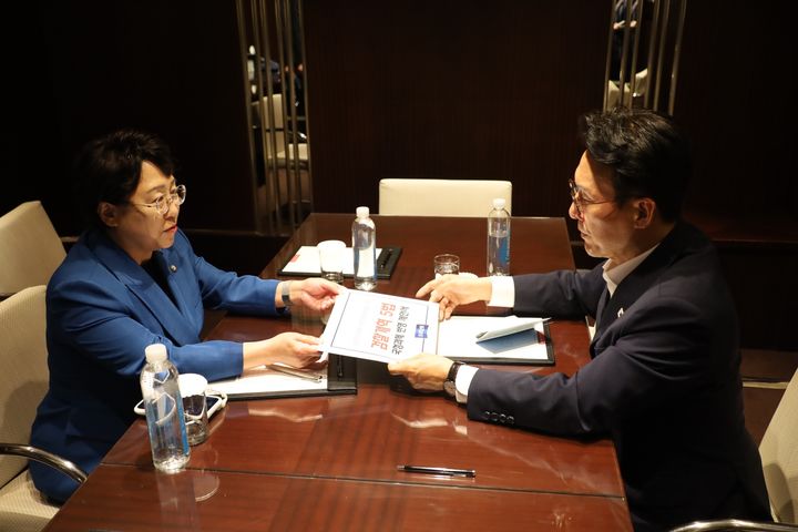 [서율=뉴시스[김선민 조국혁신당 당대표 권한대행은 10일 김민석 국무총리를 만나 검찰개혁 법안에 대한 통과를 요청했다고 밝혔다.(사진=조국혁신당 제공)2025.07.10. photo@newsis.com *재판매 및 DB 금지