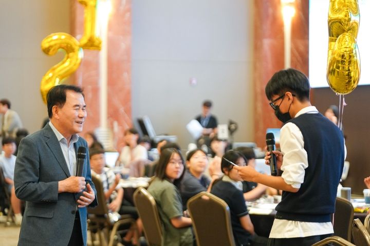 [홍성=뉴시스] 충남학생원탁토론회에서 김지철 교육감이 한 학생과 토론을 벌이고 있다. *재판매 및 DB 금지