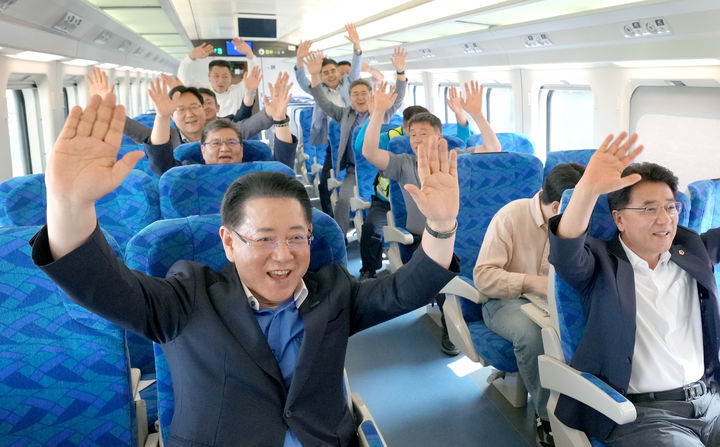 [무안=뉴시스] 김영록 전남도지사가 10일 오후 전남 남해선 목포~보성 구간 시운전 열차 출발을 축하하며 관계자들과 환호하고 있다. 남해선은 오는 9월 말 개통 예정이다. (사진 제공 = 전남도). 2025.07.10. photo@newsis.com *재판매 및 DB 금지