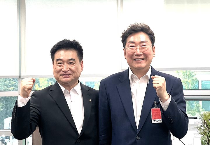 왼쪽부터 최혁진 국회의원과 원강수 원주시장. *재판매 및 DB 금지