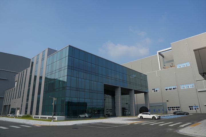 [서울=뉴시스] 엘앤에프는 LFP 사업을 위해 신규법인 '앨앤에프LFP'(가칭)를 설립한다고 10일 밝혔다. 사진은 엘앤에프 대구 구지 3공장 전경.(사진제공=엘앤에프). 2025.07.10. photo@newsis.com *재판매 및 DB 금지