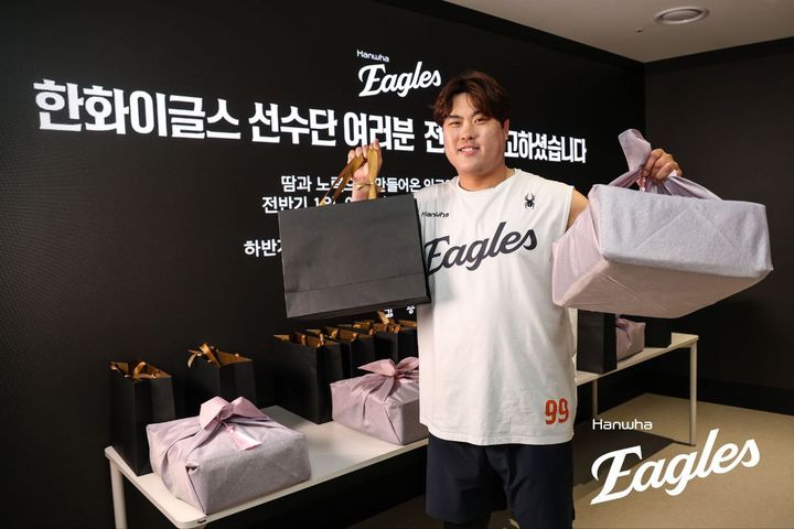 [서울=뉴시스] 프로야구 한화 이글스 류현진이 10일 김승연 한화 회장이 보낸 선물을 들고 밝게 미소짓고 있다. (사진=한화 이글스 제공) 2025.07.10. *재판매 및 DB 금지
