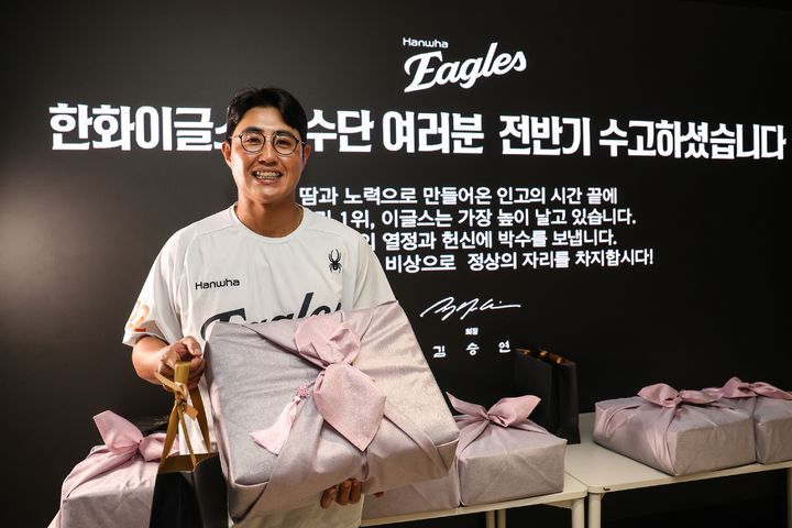 [서울=뉴시스] 김승연 한화그룹 회장이 프로야구 정규시즌 전반기 1위를 확정한 이글스 선수단과 임직원에게 특별 격려품을 전달했다. (사진=한화 제공) 2025.7.10. photo@newsis.com *재판매 및 DB 금지