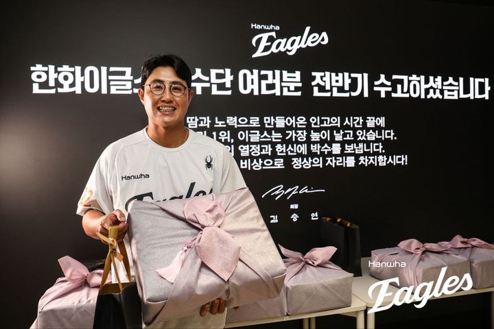 [서울=뉴시스] 프로야구 한화 이글스 채은성이 10일 김승연 한화 회장이 보낸 선물을 들고 밝게 미소짓고 있다. (사진=한화 이글스 제공) 2025.07.10. *재판매 및 DB 금지