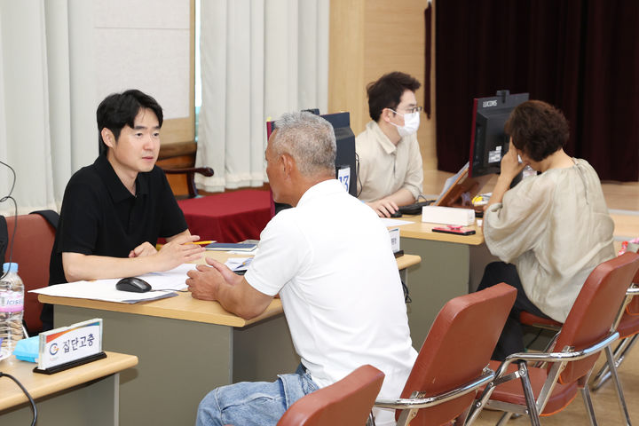 [광양=뉴시스] 광양시청에서 시민들의 고충을 상담하는 국민권익위원회 '달리는 국민신문고'(사진=광양시 제공) 2025.07.10. photo@newsis.com  *재판매 및 DB 금지