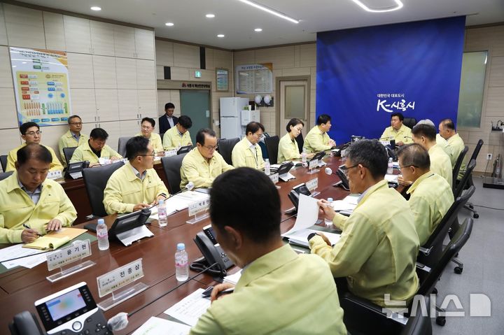 [시흥=뉴시스] 최근 시청 재난안전상황실에서 열린 재난안전대책회의 현장. (사진=시흥시 제공) 2025.07.10. photo@newsis.com