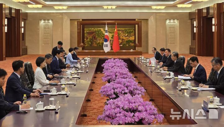 [베이징=뉴시스] 베이징특파원 공동취재단 = 이학영 국회부의장이 이끄는 한·중 의회 정기교류체제 대표단이 10일 베이징 인민대회당에서 자오러지 전국인민대표대회(전인대) 상무위원장과 면담을 갖고 서해 구조물 문제 등에 대해 의견을 교환했다. 2025.07.10 photo@newsis.com