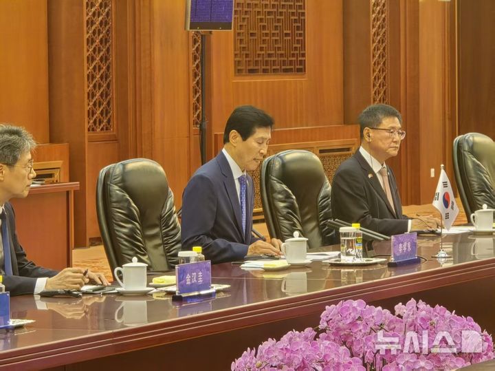 [베이징=뉴시스] 베이징특파원 공동취재단 = 이학영 국회부의장이 이끄는 한·중 의회 정기교류체제 대표단이 10일 베이징 인민대회당에서 자오러지 전국인민대표대회(전인대) 상무위원장과 면담을 갖고 서해 구조물 문제 등에 대해 의견을 교환했다. 사진은 이날 면담에서 발언하는 이 부의장(가운데). 2025.07.10 photo@newsis.com