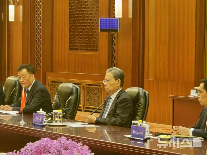 [베이징=뉴시스] 베이징특파원 공동취재단 = 이학영 국회부의장이 이끄는 한·중 의회 정기교류체제 대표단이 10일 베이징 인민대회당에서 자오러지 전국인민대표대회(전인대) 상무위원장과 면담을 갖고 서해 구조물 문제 등에 대해 의견을 교환했다. 이날 면담을 갖고 있는 자오 위원장(가운데). 2025.07.10 photo@newsis.com