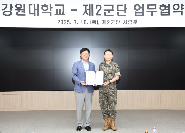 [춘천=뉴시스] 강원대학교는 10일 육군 제2군단과 2군단 사령부에서 ‘국방·방산 전문인력 양성 및 안보·지역상생을 위한 업무협약’을 체결했다. (사진=강원대학교 제공) 2025.07.10. photo@newsis.com&nbsp; *재판매 및 DB 금지
