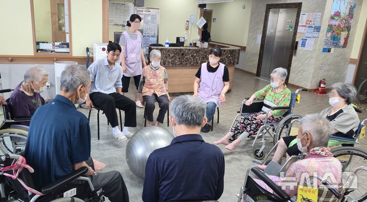 [대구=뉴시스] 경북 칠곡군 한울요양원에서 김동호(24)씨가 노인들에게 스트레칭을 가르치고 있다. (사진=대구경북지방병무청 제공) 2025.07.09 .photo@newsis.com