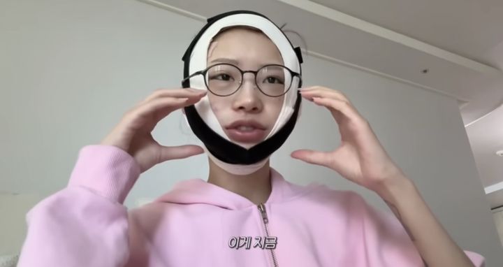 [서울=뉴시스] 최준희가 지난 8일 유튜브 채널 '준희'에 안면 윤곽, 눈 밑 뒷트임 성형수술 후기를 밝혔다. (사진=유튜브 채널 '준희' 캡처) 2025.07.11. photo@newsis.com *재판매 및 DB 금지