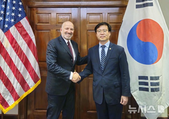 [서울=뉴시스] 여한구 산업통상자원부 통상교섭본부장이 9일(현지 시간) 미국 워싱턴 D.C. 상무부에서 하워드 러트릭 미 상무부 장관과 면담에 앞서 기념촬영 하고 있다. (사진=산업통상자원부 제공) 2025.07.10. photo@newsis.com *재판매 및 DB 금지