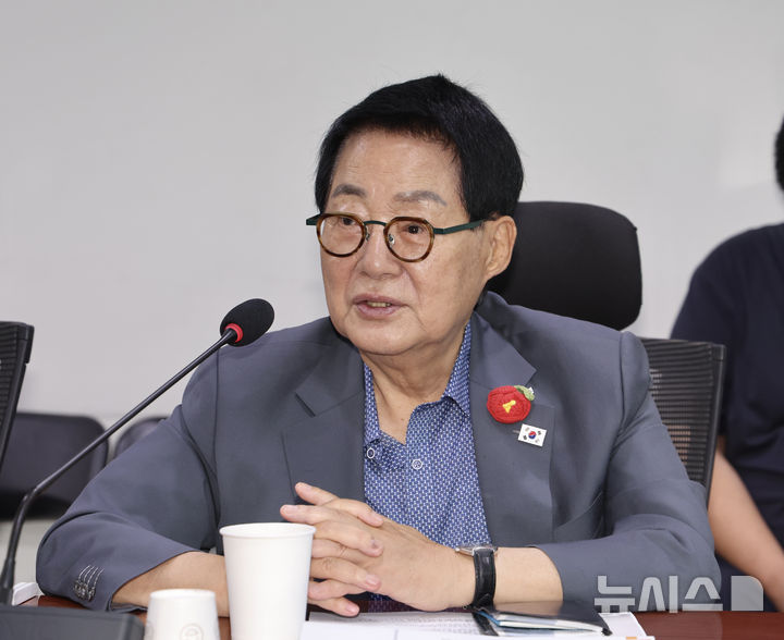 [서울=뉴시스] 김명년 기자 = 박지원 더불어민주당 의원이 10일 오전 서울 여의도 국회 의원회관에서 열린 '농산물 유통시장의 진단과 대응방안 모색 : 농업혁신포럼 전문가 초청 강연'에서 발언하고 있다  2025.07.10. kmn@newsis.com