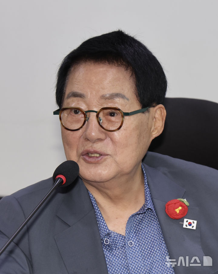 [서울=뉴시스] 김명년 기자 = 박지원 더불어민주당 의원이 10일 오전 서울 여의도 국회 의원회관에서 열린 '농산물 유통시장의 진단과 대응방안 모색 : 농업혁신포럼 전문가 초청 강연'에서 발언하고 있다  2025.07.10. kmn@newsis.com