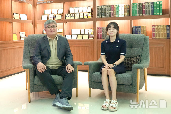 광주과학기술원(지스트) 윤진호 환경에너지공학과 교수(왼쪽)와 박진아 박사과정생. (사진=지스트 제공) photo@newsis.com