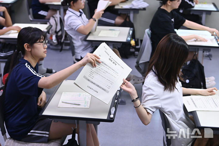 [수원=뉴시스] 김종택 기자 = 2025학년도 7월 전국연합학력평가가 실시된 10일 경기 수원시 효원고등학교에서 고3 학생들이 문제지를 전달받고 있다. 2025.07.10. jtk@newsis.com