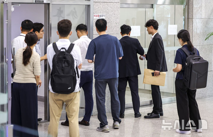 [서울=뉴시스] 김선웅 기자 = 순직해병 사건 및 수사외압 의혹 사건을 수사하는 이명현 특검팀 수사관들이 국방부 대변인실과 국가안보실 등 압수수색을 위해 10일 서울 용산구 국방부에 도착해 있다. 2025.07.10. mangusta@newsis.com
