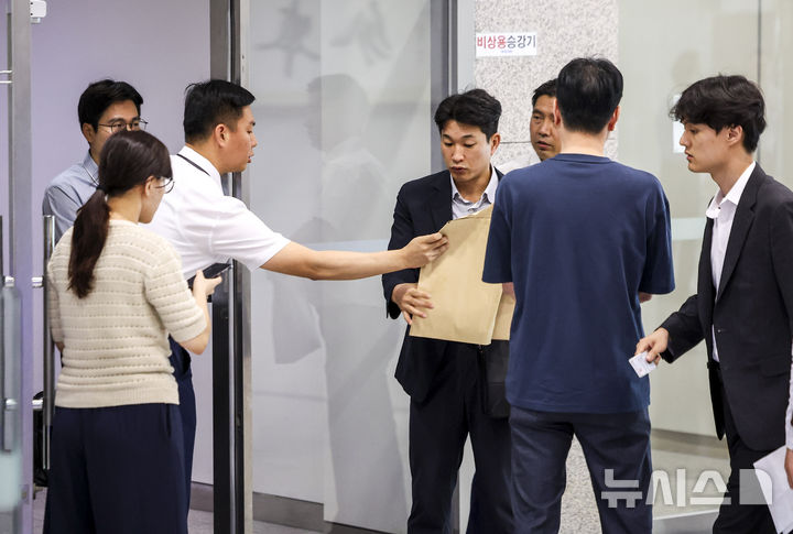 [서울=뉴시스] 김선웅 기자 = 순직해병 사건 및 수사외압 의혹 사건을 수사하는 이명현 특검팀 수사관들이 국방부 대변인실과 국가안보실 등 압수수색을 위해 10일 서울 용산구 국방부에 도착해 있다. 2025.07.10. mangusta@newsis.com