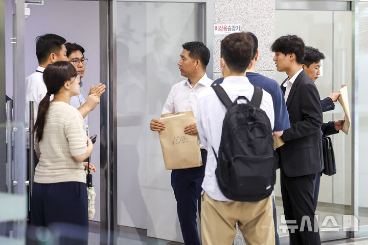 [서울=뉴시스] 김선웅 기자 = 순직해병 사건 및 수사외압 의혹 사건을 수사하는 이명현 특검팀 수사관들이 국방부 대변인실과 국가안보실 등 압수수색을 위해 10일 서울 용산구 국방부에 도착해 있다. 2025.07.10. mangusta@newsis.com