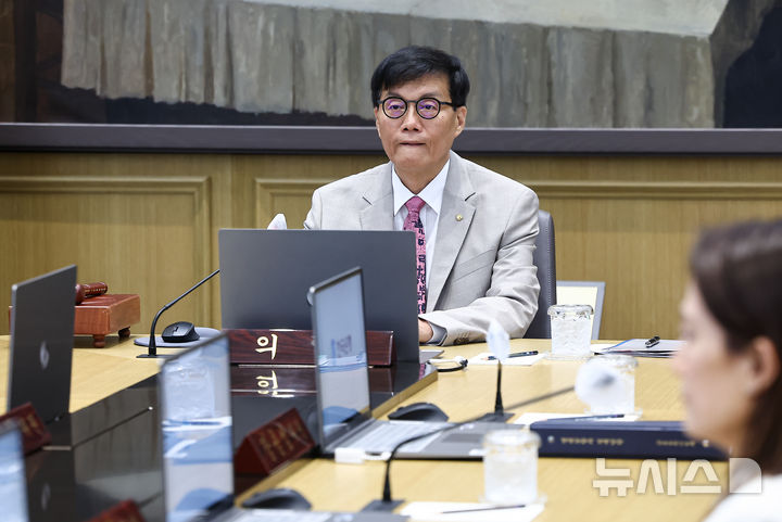 [서울=뉴시스] 사진공동취재단 = 이창용 한국은행 총재가 10일 서울 중구 한국은행 본관에서 금융통화위원회를 주재하고 있다. 2025.07.10. photo@newsis.com