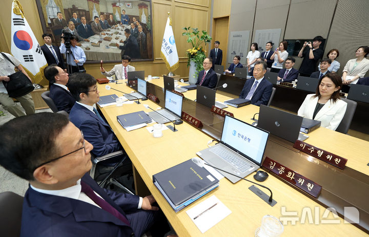 [서울=뉴시스] 사진공동취재단 = 이창용 한국은행 총재가 10일 서울 중구 한국은행 본관에서 금융통화위원회를 주재하고 있다. 2025.07.10. photo@newsis.com