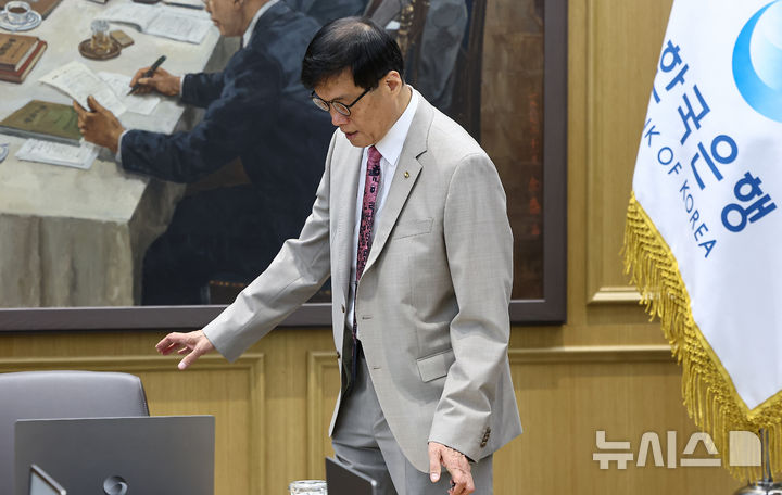 [서울=뉴시스] 사진공동취재단 = 이창용 한국은행 총재가 10일 오전 서울 중구 한국은행에서 열린 금융통화위원회 본회의에 참석하고 있다. 2025.07.10. photo@newsis.com