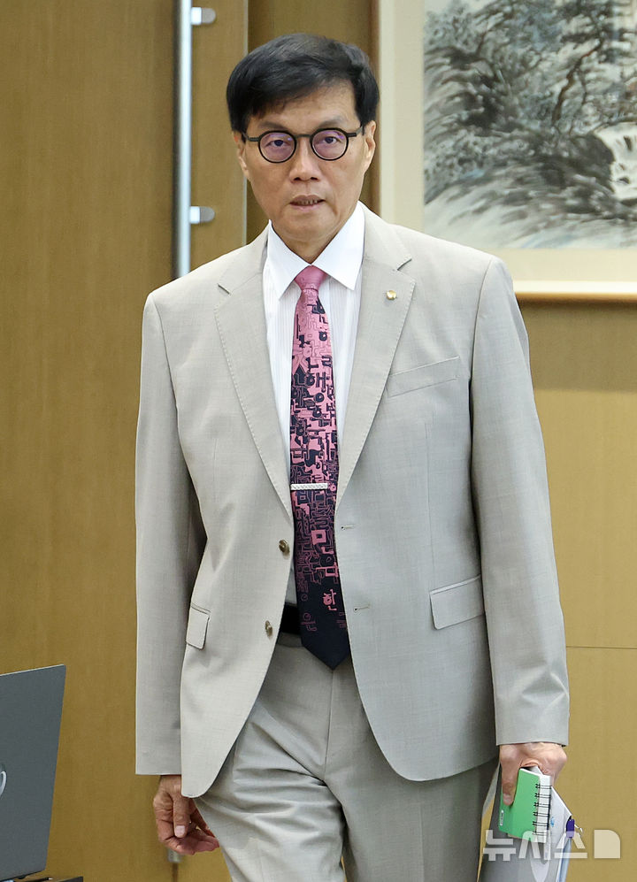 [서울=뉴시스] 사진공동취재단 = 이창용 한국은행 총재가 10일 오전 서울 중구 한국은행에서 열린 금융통화위원회 본회의에 참석하고 있다. 2025.07.10. photo@newsis.com