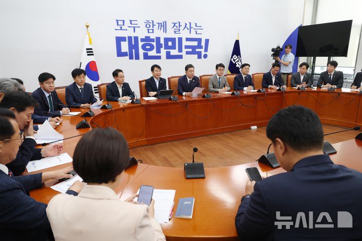 [서울=뉴시스] 조성봉 기자= 김병기 더불어민주당 당대표 직무대행 겸 원내대표가 10일 오전 서울 여의도 국회에서 열린 정책조정회의에서 발언을 하고 있다. 2025.07.10. suncho21@newsis.com
