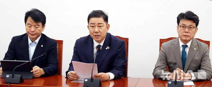 [서울=뉴시스] 조성봉 기자= 김병기 더불어민주당 당대표 직무대행 겸 원내대표가 10일 오전 서울 여의도 국회에서 열린 정책조정회의에서 발언을 하고 있다. 왼쪽부터 문진석 원내운영수석부대표,김 당대표 직무대행, 진성준 정책위의장.&nbsp; 2025.07.10. suncho21@newsis.com