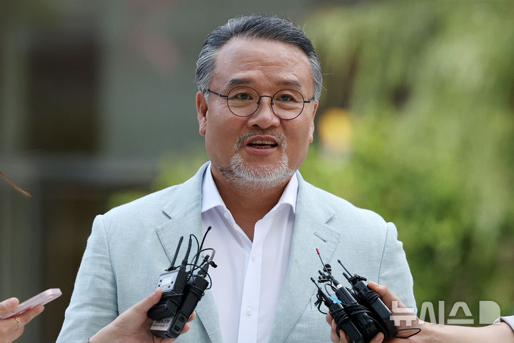 [서울=뉴시스] 조성우 기자 = 이일준 삼부토건 회장이 지난 10일 오전 서울 종로구 KT 광화문빌딩 웨스트에 마련된 김건희 여사 연루 의혹이 제기된 주가조작 사건을 조사하는 민중기 특별검사팀 사무실로 출석하고 있다. 2025.07.17. xconfind@newsis.com