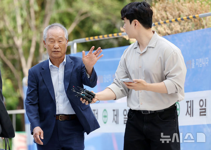 [서울=뉴시스] 조성우 기자 = 조성옥 전 삼부토건 회장이 10일 오전 서울 종로구 KT 광화문빌딩 웨스트에 마련된 김건희 여사 연루 의혹이 제기된 주가조작 사건을 조사하는 민중기 특별검사팀 사무실로 출석하고 있다. 2025.07.10. xconfind@newsis.com