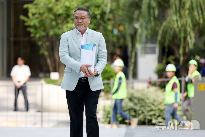[서울=뉴시스] 조성우 기자 = 이일준 삼부토건 회장이 10일 오전 서울 종로구 KT 광화문빌딩 웨스트에 마련된 김건희 여사 연루 의혹이 제기된 주가조작 사건을 조사하는 민중기 특별검사팀 사무실로 출석하고 있다. 2025.07.10. xconfind@newsis.com