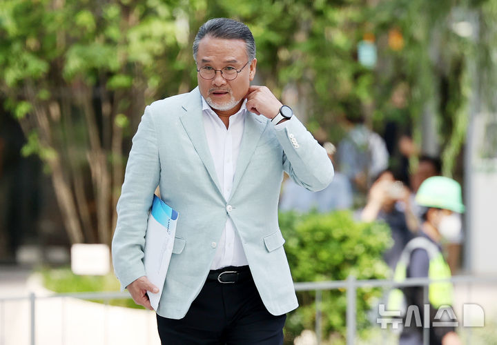[서울=뉴시스] 조성우 기자 = 이일준 삼부토건 회장이 10일 오전 서울 종로구 KT 광화문빌딩 웨스트에 마련된 김건희 여사 연루 의혹이 제기된 주가조작 사건을 조사하는 민중기 특별검사팀 사무실로 출석하고 있다. 2025.07.10. xconfind@newsis.com
