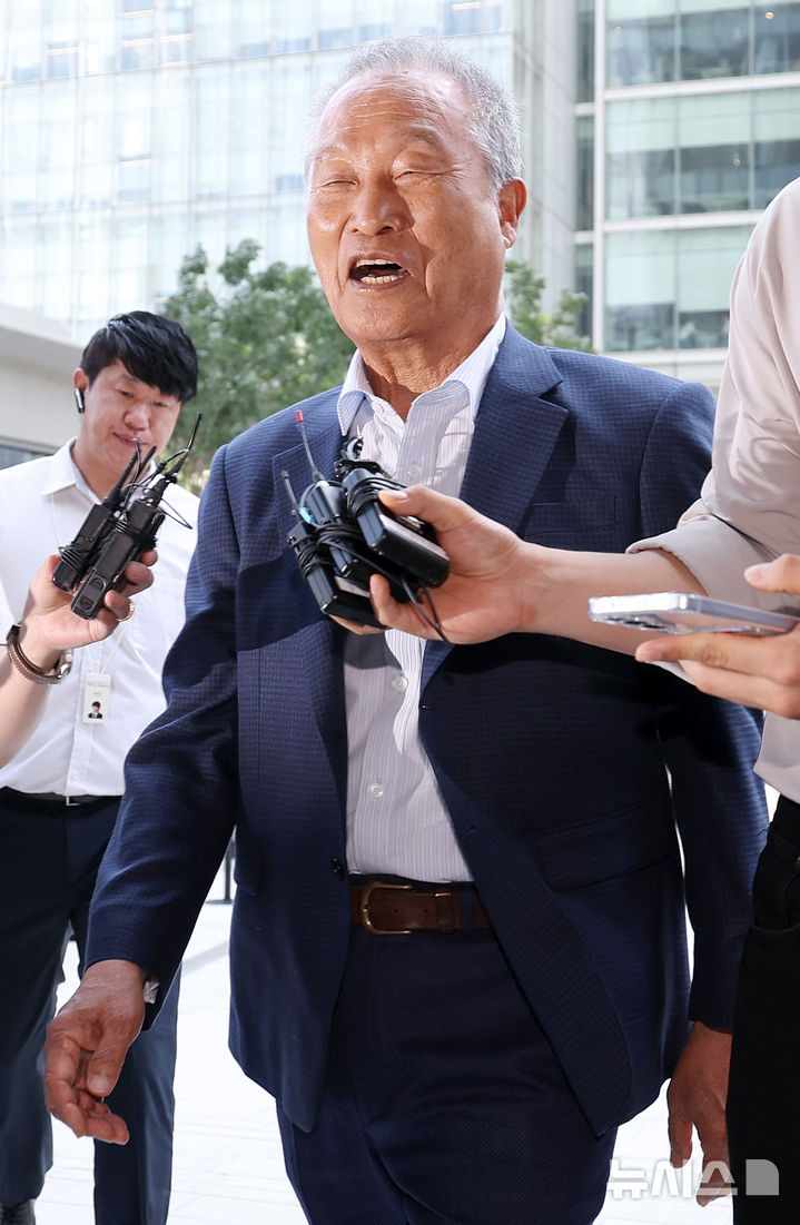 [서울=뉴시스] 조성우 기자 = 조성옥 전 삼부토건 회장이 10일 오전 서울 종로구 KT 광화문빌딩 웨스트에 마련된 김건희 여사 연루 의혹이 제기된 주가조작 사건을 조사하는 민중기 특별검사팀 사무실로 출석하고 있다. 2025.07.10. xconfind@newsis.com