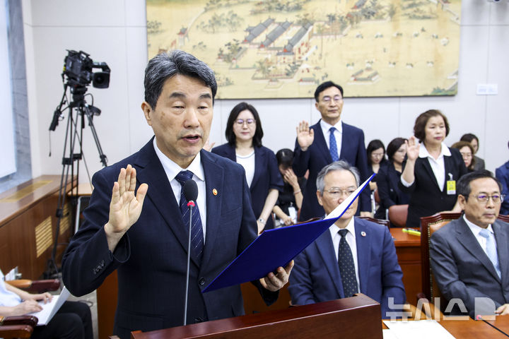 [서울=뉴시스] 김금보 기자 = 이주호 사회부총리 겸 교육부장관이 10일 서울 여의도 국회에서 리박스쿨 청문회 등을 안건으로 열린 교육위원회 전체회의에서 증인선서를 하고 있다. 2025.07.10. kgb@newsis.com